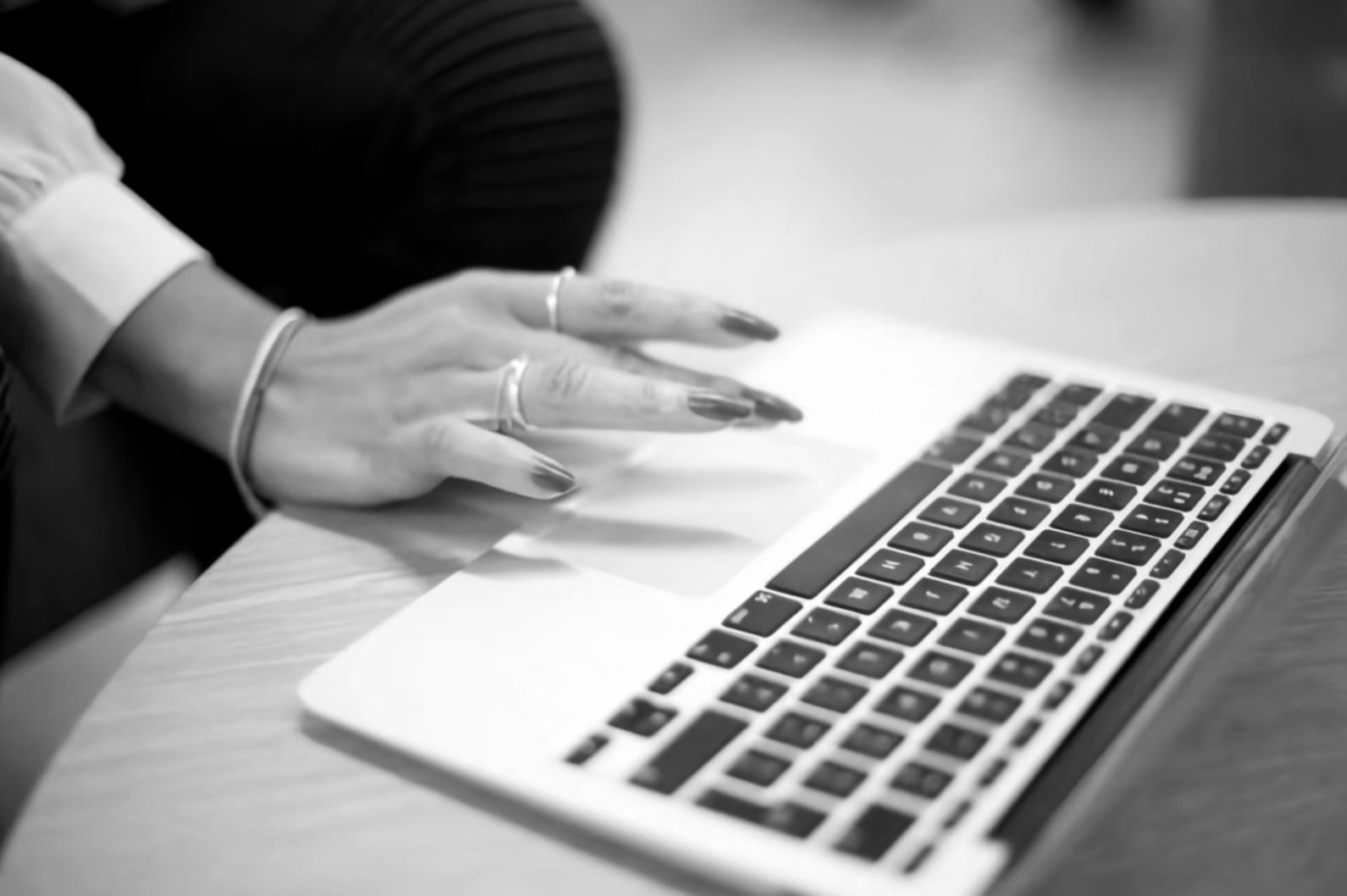 Étudiants travaillant sur des analyses financières en groupe