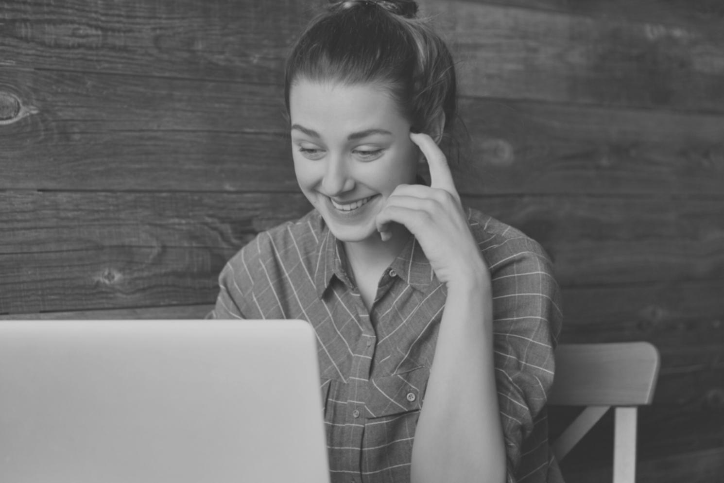 Étudiants travaillant sur des cas réels d'entreprises